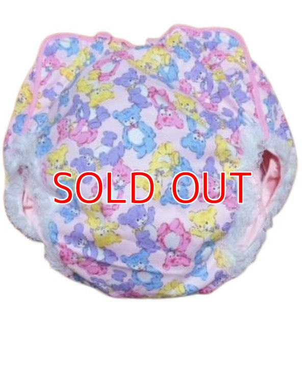 It has laces around the legs.